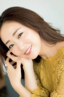 神崎恵さん、華やかなオレンジコーデに「立ち姿が美しい」と称賛の声