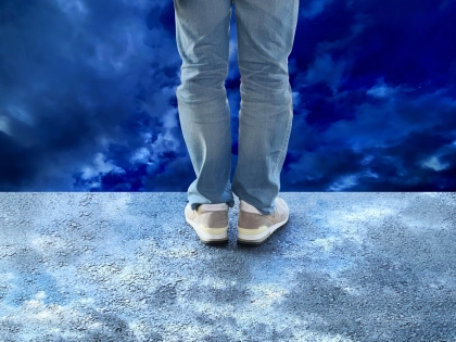 【夢占い】高いところから落ちる夢の意味は？場所や状況別の心理を解説