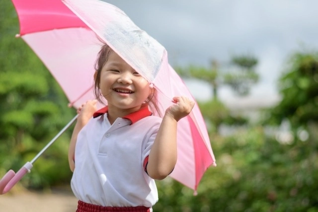 子ども用傘のサイズの選び方！身長・年齢による適正サイズや安全なおすすめ傘8選も解説