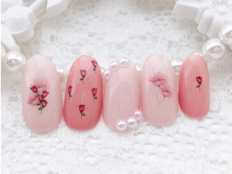 ネイルはバラ柄デザインがおすすめ!やり方やデザイン実例も