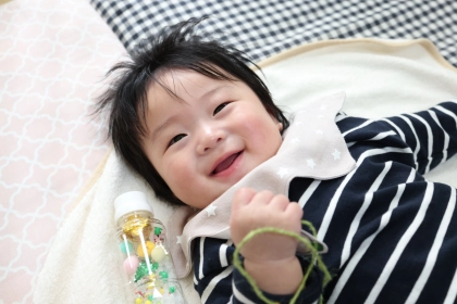 愛情たっぷりのおもちゃにニコニコ♪癒しのベビースマイル♡