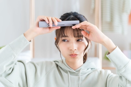 前髪のくせ毛がひどい女性必見！くせ毛の原因と直し方、おすすめの髪型やアレンジ方法も