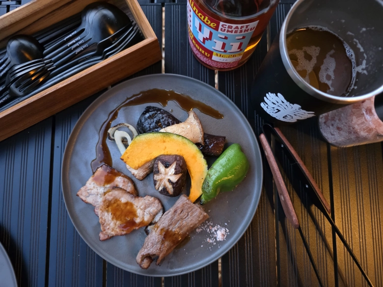 オプションの『グレードアップBBQセット』(¥6,000~)2人前から注文可能です。 増田牛ステーキは必食です!