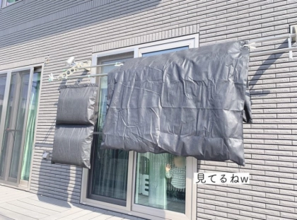 【布団の干し方】正しい時間や頻度は?ベビー布団の干し方や室内干しできる便利グッズも紹介