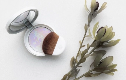 オンリーミネラルのパウダーで大人っぽいシアーな肌をメイク!