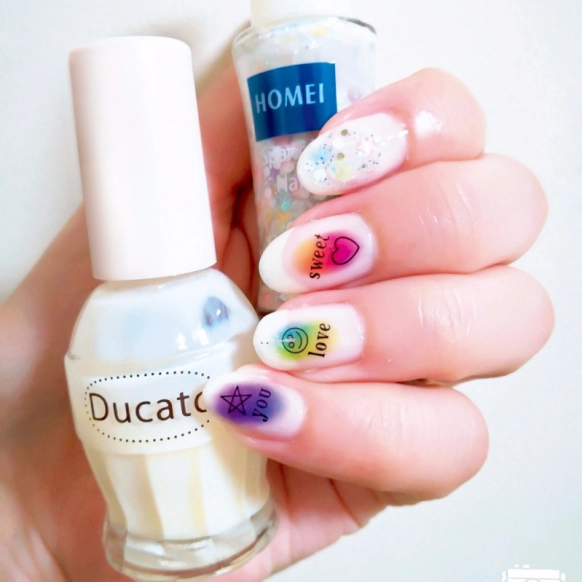 ネイルをSNS用に撮るなら小物を使うのが正解♪