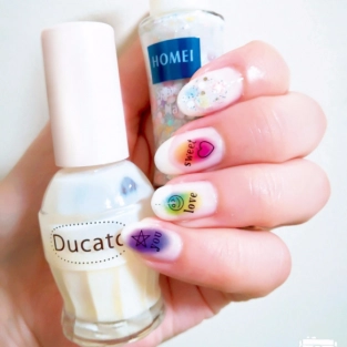 ネイルをSNS用に撮るなら小物を使うのが正解♪