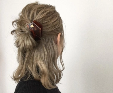 ヘアアレンジは簡単ハーフアップで女性らしさUP◎シーン別のおすすめも！