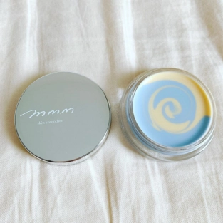 m.m.mのスキンスムーザーで陶器肌に！伸びが良いと口コミで話題