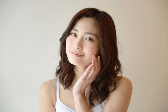 セザンヌのチークスティックで簡単血色メイク!トーンアップで幸せ顔に