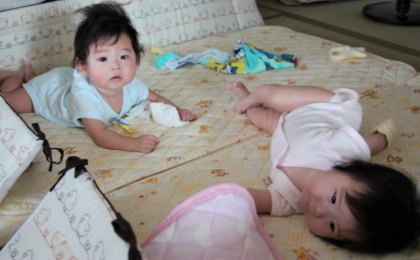 寝返り返りはいつ頃からできるように？練習方法や注意点も解説