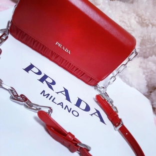 ウォレットバッグは持っておきたいアイテムNo.1!その魅力にフォーカス