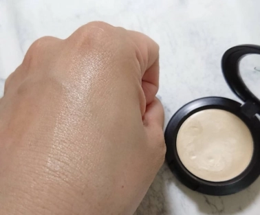 アイシャドウ下地を使ってアイメイクの発色と持ちをアップ！