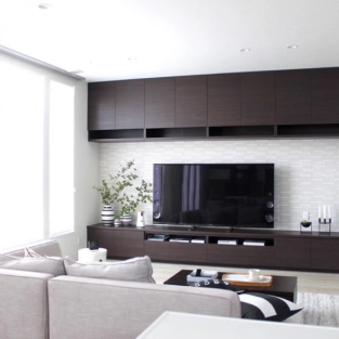 テレビでスマホ画面を観る方法！準備と接続方法をわかりやすくご紹介♡