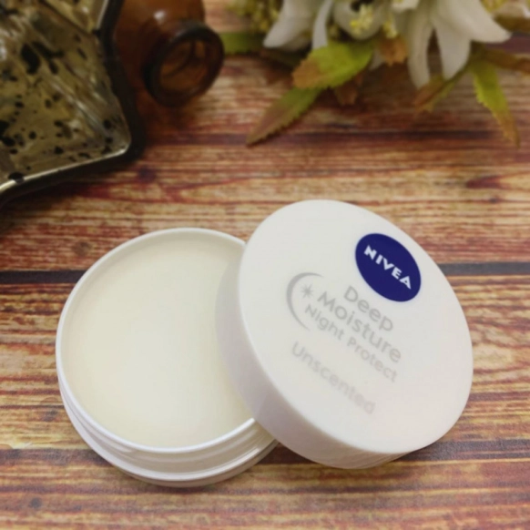 ニベアのリップバームを徹底解剖!唇が潤う秘密は?香りや値段・成分も紹介