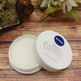 ニベアのリップバームを徹底解剖!唇が潤う秘密は?香りや値段・成分も紹介