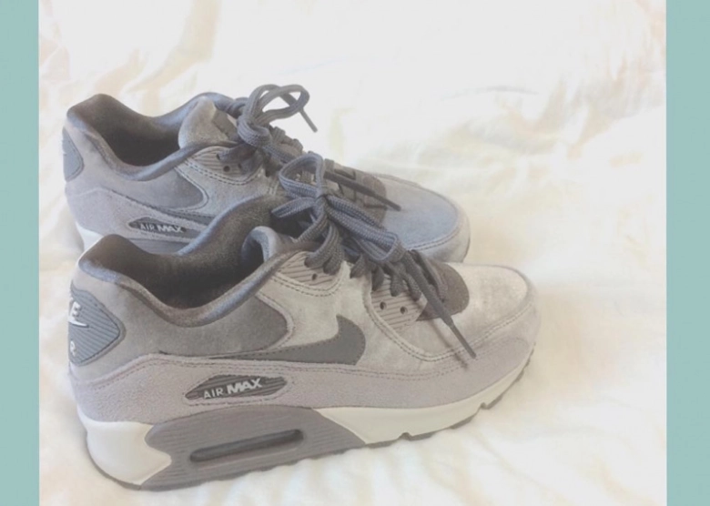 グレースニーカーで抜け感コーデが決まる!おすすめアイテムも