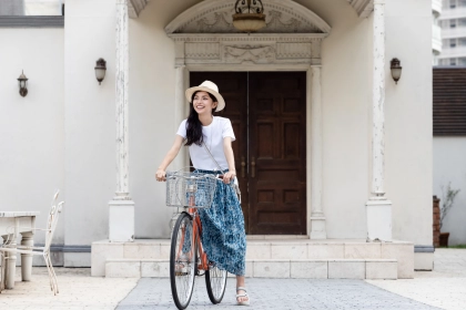 スカートで自転車乗ってもめくれない&巻き込まない!おすすめ100均グッズからコーデまで