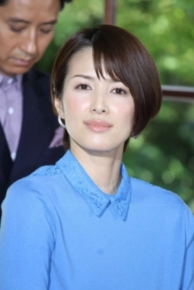 吉瀬美智子さんが50才には見えないデコルテあらわな水遊び姿を公開「べっぴんさん」「セクシーです。王女様」