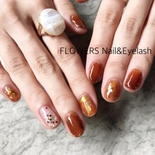 大理石やグレージュにも合う万能ブラウンネイル★季節感も◎