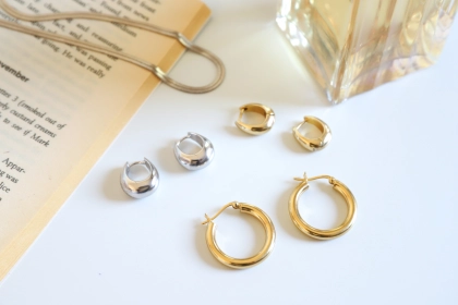 初心者も安心♪フープピアスの正しい付け方！入らないときのコツや上手な外し方、おすすめアイテムも