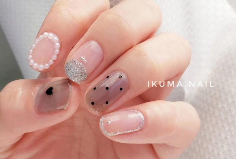年中使えるクリアネイルデザインで指先に透明感と上品さを