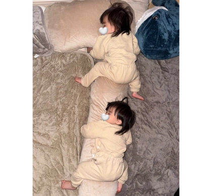 寝るときもおんなじ♡かわいすぎる双子のねんね姿をチェック!