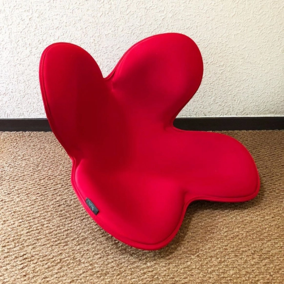 座るだけで姿勢がよくなる椅子って!?健康維持と美姿勢をキープ！