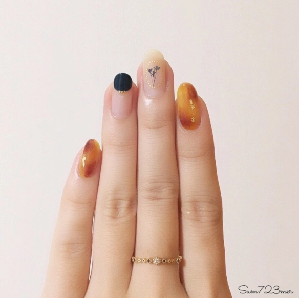 べっ甲ネイルのやり方をマスター！秋らしさのあるおしゃれな指先に