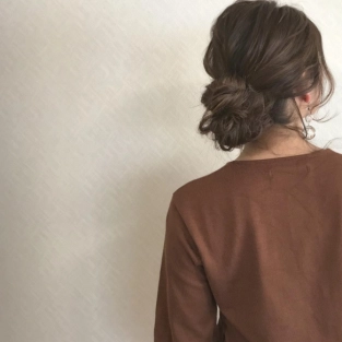 オフィスOKのおしゃれヘアアレンジとは?ゴム1本でできる簡単テクも!