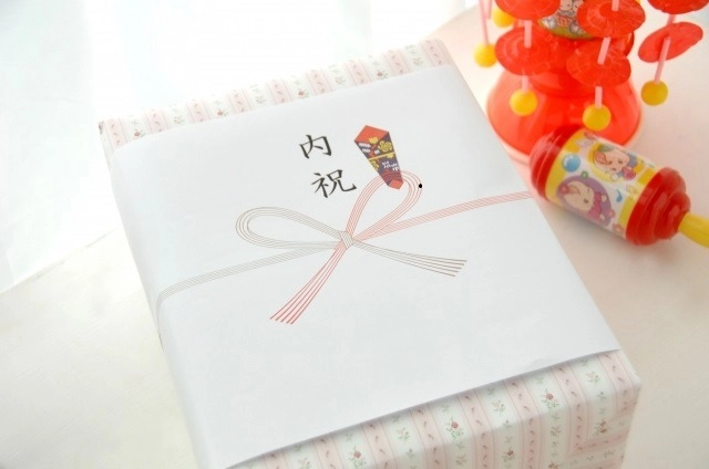 出産祝いの内祝いについて、ママが知りたいマナーと知識を紹介