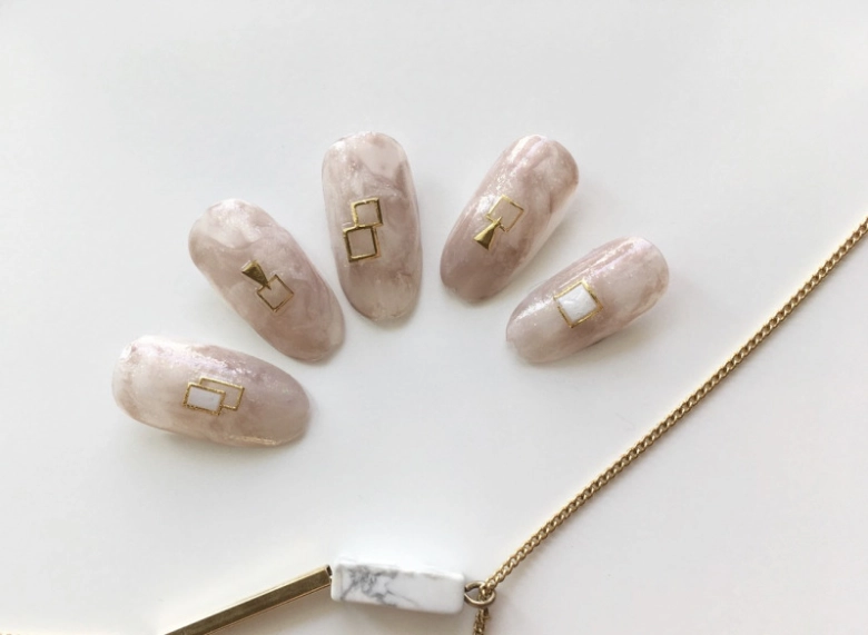 上品な大理石ネイルは大人ネイルにぴったり!セルフでもできちゃいます