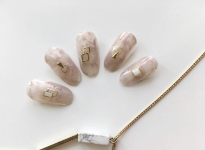 上品な大理石ネイルは大人ネイルにぴったり!セルフでもできちゃいます