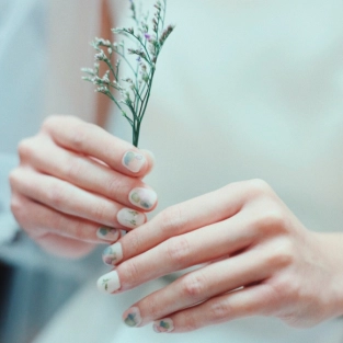 今注目のクリアネイル!品があっておしゃれなデザインをカラー別に紹介