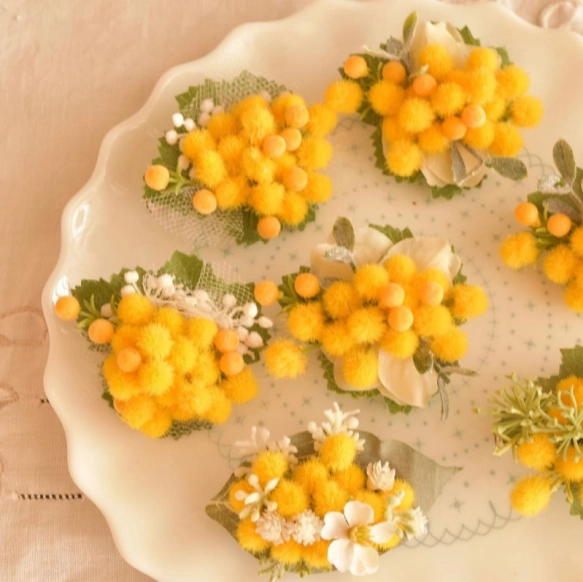 卒業式コーデをコサージュで格上げ☆スリコやハンドメイド作品でステキに