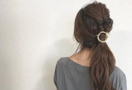 大人のポニーテールアレンジ!髪型別のアレンジやコツを伝授