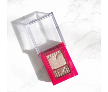 『インテグレート』のワイドルックアイズが叶える印象的な目元