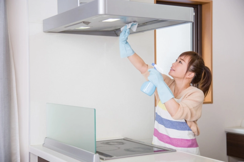 レンジフード掃除は3カ月に1回！重曹・セスキの使い方やつけ置き術も紹介