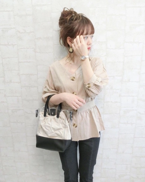 ブラウスとシャツはどう違う?特徴とコーデ術をそれぞれ調べました