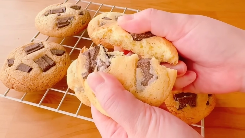 オーブン不要!話題の【チョコチャンククッキー】がホットケーキミックスで簡単に作れる♡