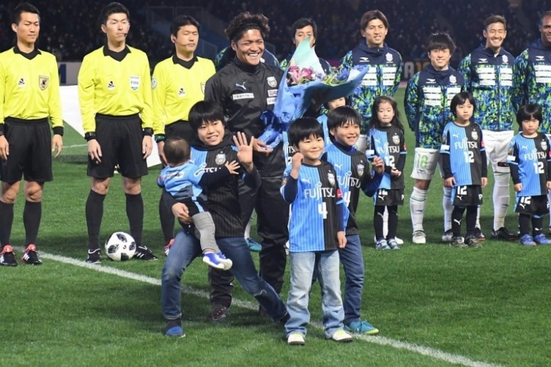 大久保嘉人選手が家族でサッカーリフティング！連携プレーの披露に反響