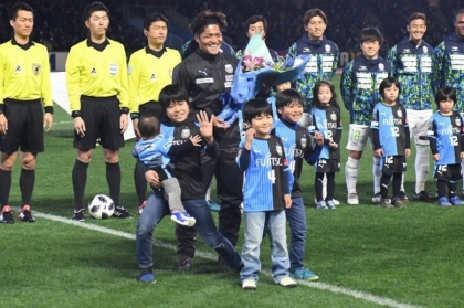 大久保嘉人選手が家族でサッカーリフティング！連携プレーの披露に反響