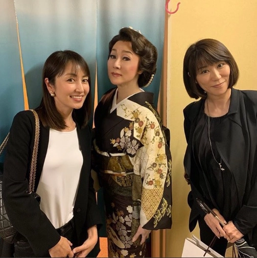 矢田亜希子さんが野際陽子さんの長女と一緒に大女優の舞台を観劇！