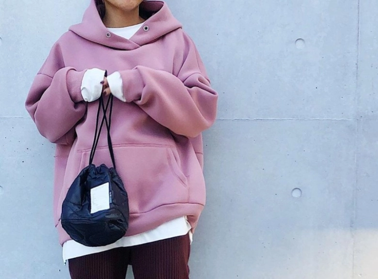 どう合わせる？ピンクパーカーコーデ♡レディースにもメンズにもな万能選手