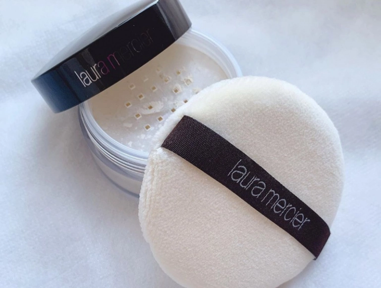 ルースパウダーのおすすめは？デパコスやプチプラの人気アイテムをご紹介！