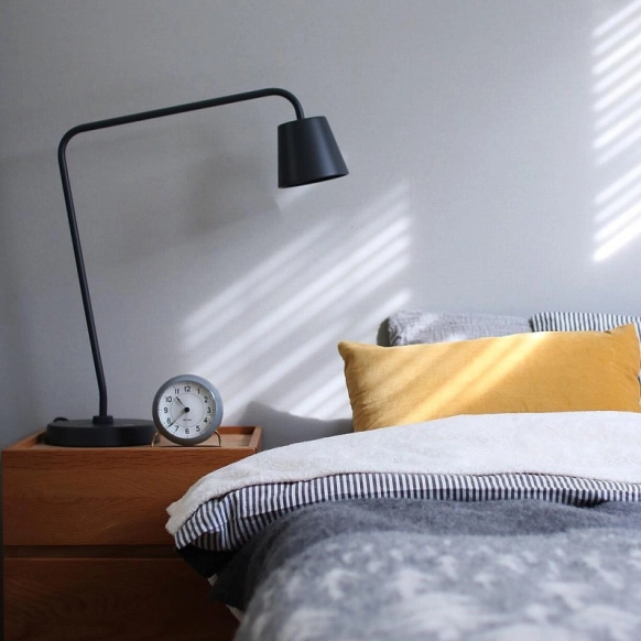 寝室ライト選びのポイントは、光色と明るさ!