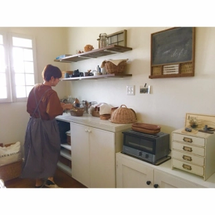 キッチンにはバスケット!ざっくり片付けでスッキリできる♡