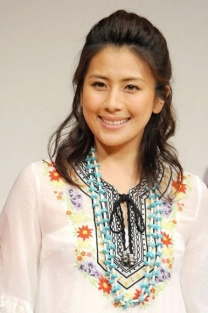 長谷川理恵さんのビキニ姿と腹筋が「絞りがすごい」「圧巻のカラダ」と反響