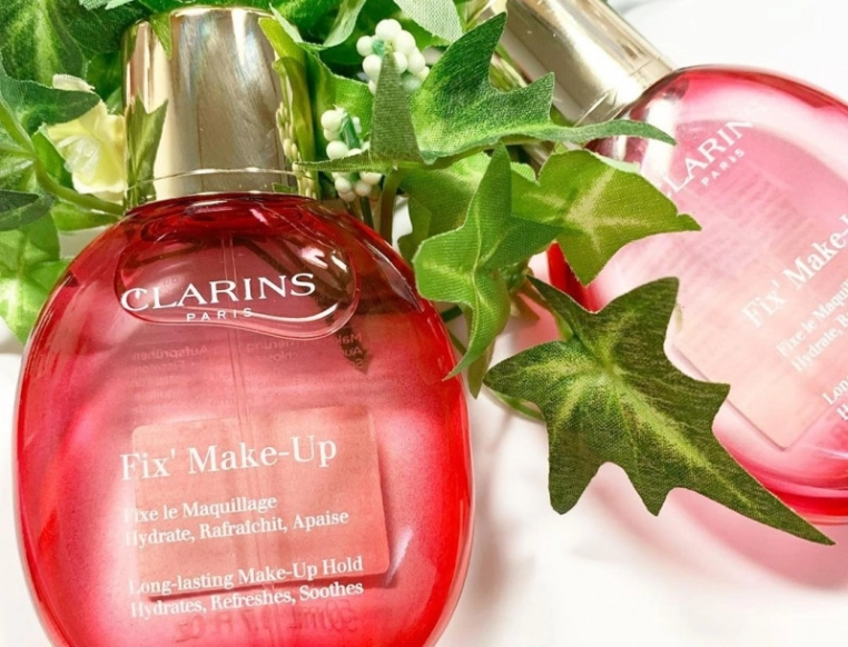 クラランスのミストをシュッとひと吹きで美人顔をキープ!