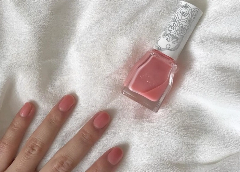 トップコートでセルフネイルの仕上がりに差をつける！人気商品もチェック